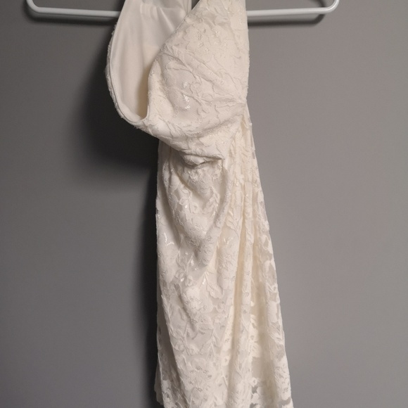 Lace dress - Picture 3 of 4